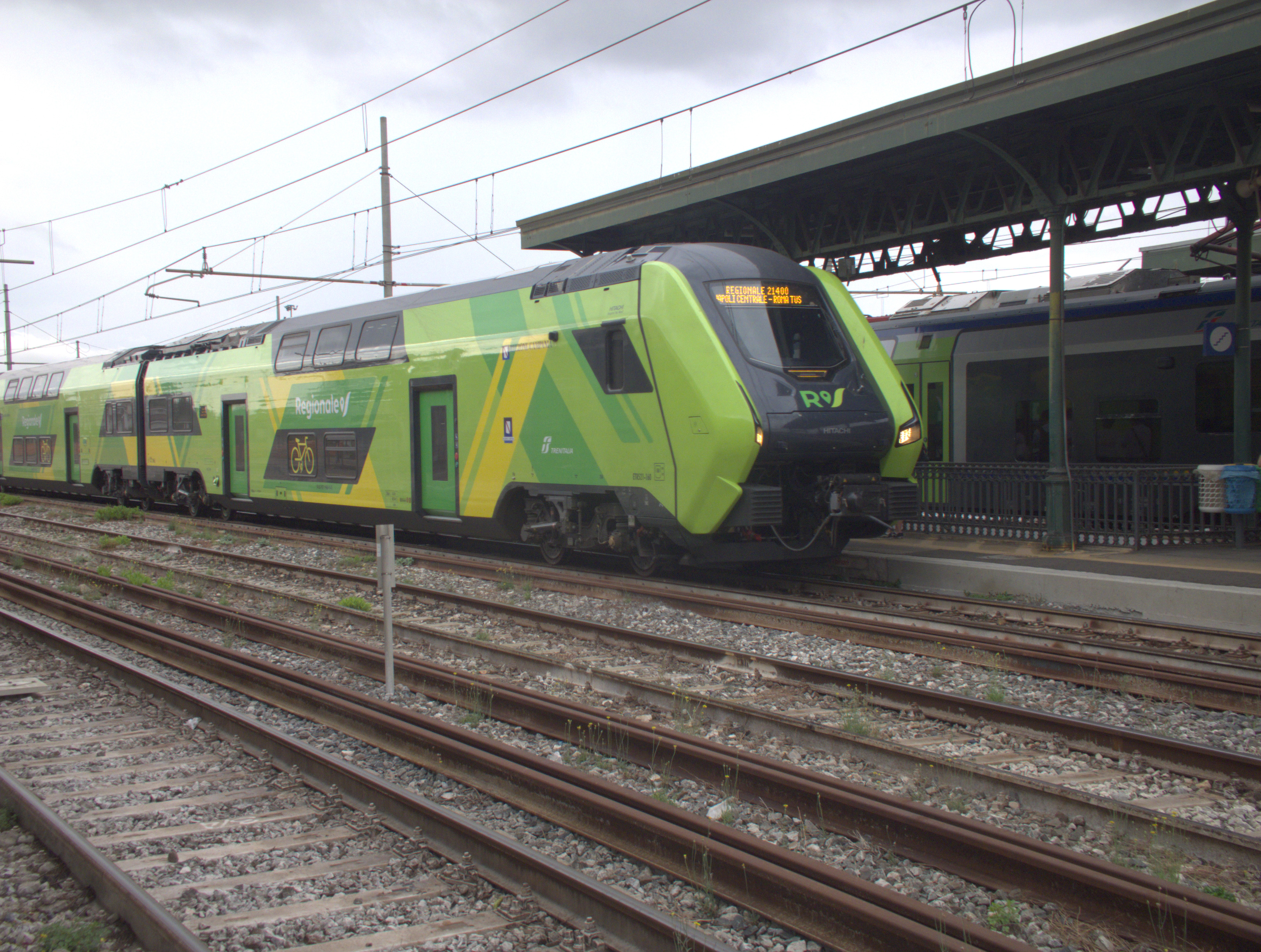 5-coach Rock train in Regionale livery arriving at Villa Literno station