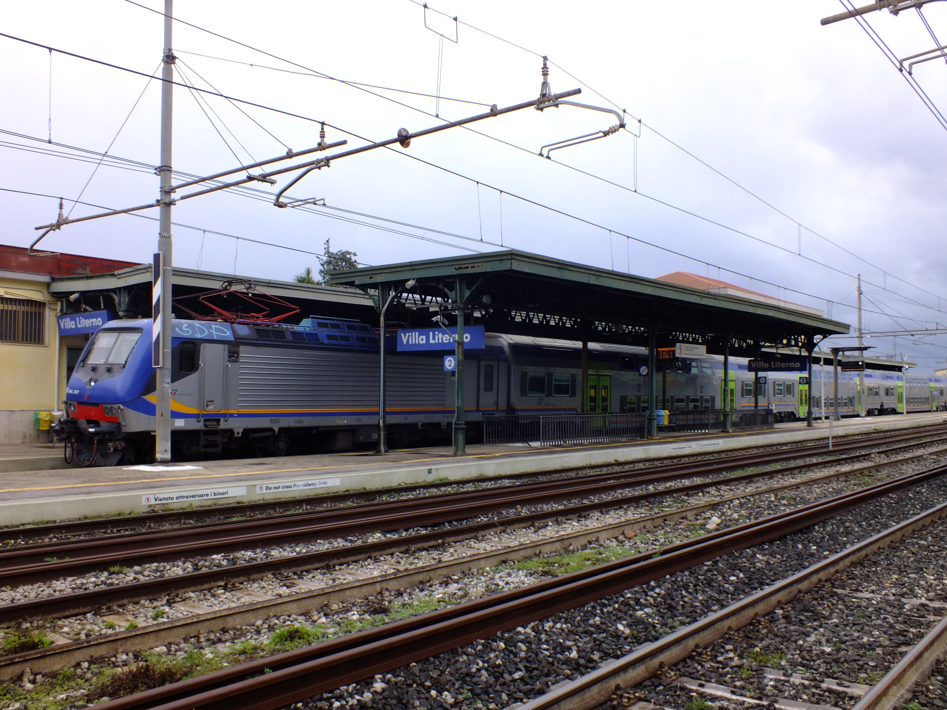 Vivalto + E464 consist at Villa Literno station