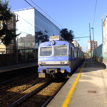 ET 400 Series train arriving at Edenlandia station on the Cumana railway