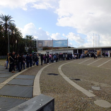 Entrance to Mostra D'Oltremare, with focus on the crowd