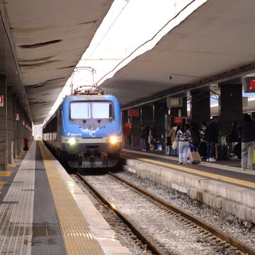 UIC-Z + E464 InterCity consist in InterCitySun 2024 livery arriving at Napoli Centrale station